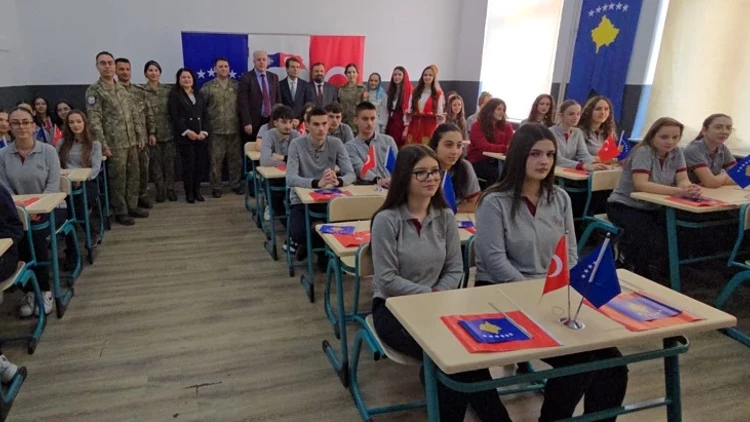 Türk askerinden Gjon Buzuku Fen Lisesi’ne destek