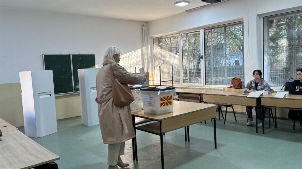 Kuzey Makedonya’da halk, yerel seçimin ikinci turu için sandık başında