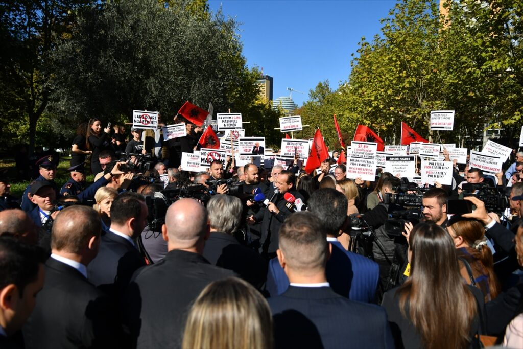 Arnavutluk’ta “Toplumsal Cinsiyet Eşitliği” Yasa Tasarısına Karşı Protesto Düzenlendi