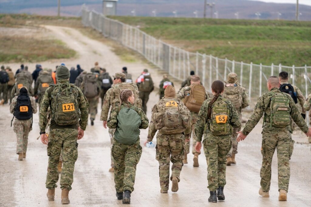 Kosova’da farklı KFOR ülkelerinden 300 asker birlikte yürüdü