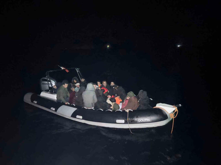 Yunanistan’ın Türk sularına geri ittiği 31 düzensiz göçmen kurtarıldı