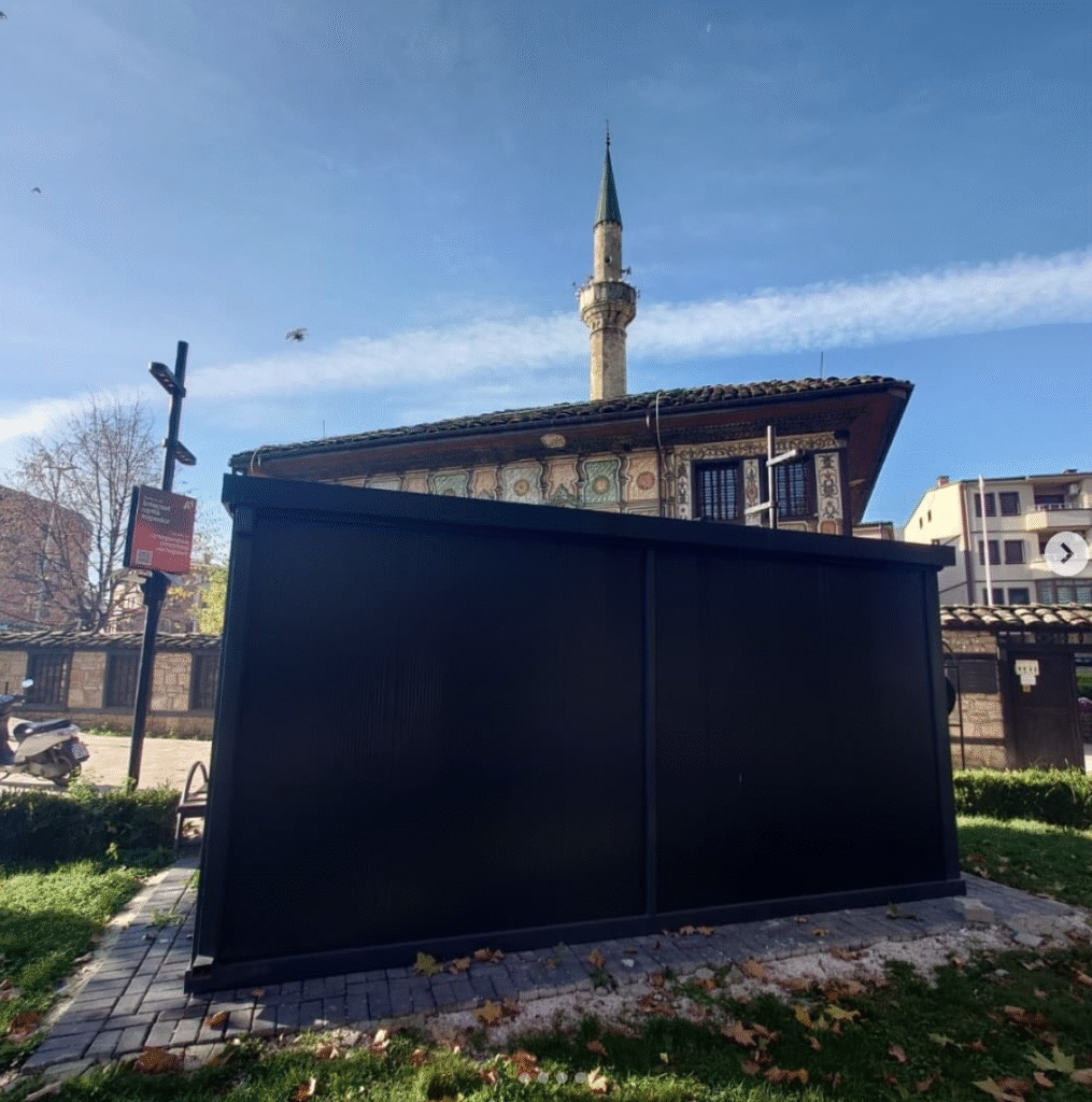 Kalkandelen’deki Alaca Camii önüne konteyner yerleştirilmesine tepki