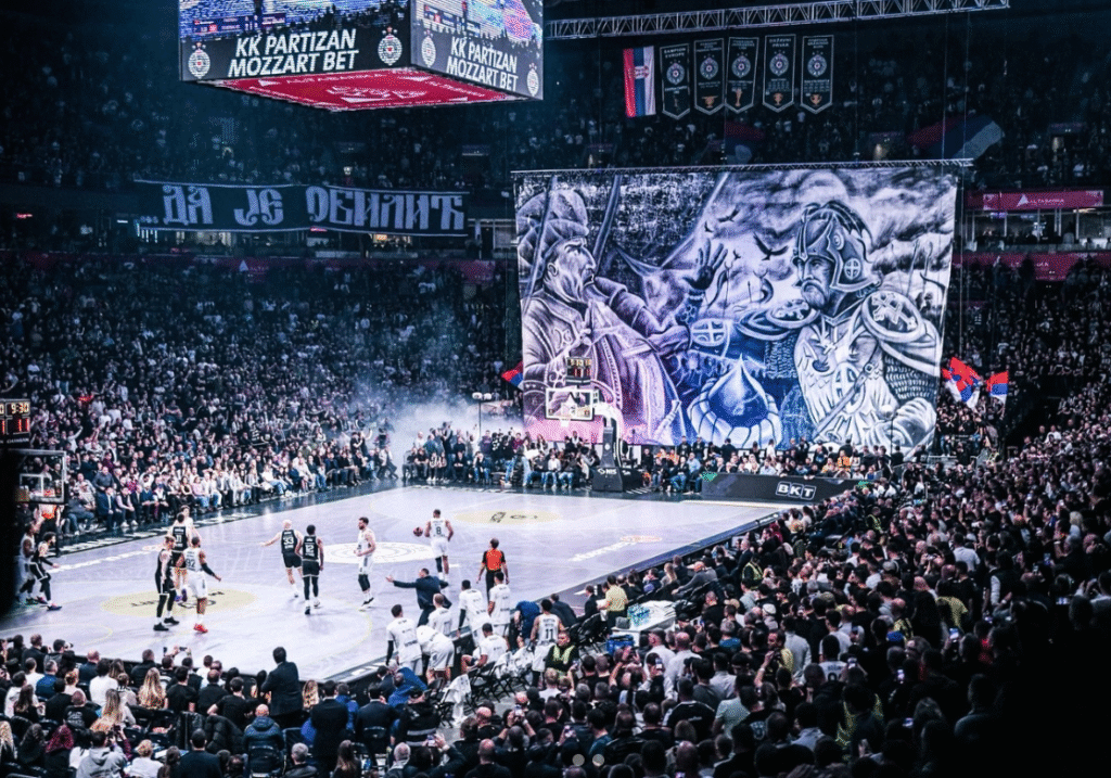 Sırp taraftarların skandal pankartına Fenerbahçe yanıtı parkede verdi