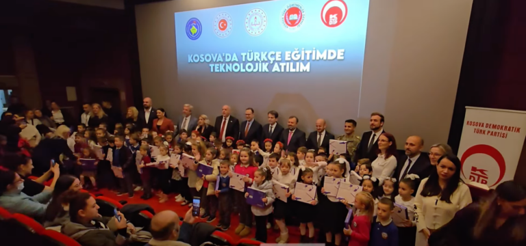 Prizren’de Türkçe eğitimde teknolojik atılım: 100’ün üzerinde öğrenciye tablet dağıtıldı