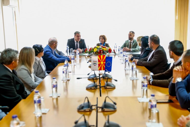 Cumhurbaşkanı Davkova, Resne’de yerel yönetim ve vatandaşlarla bir araya geldi