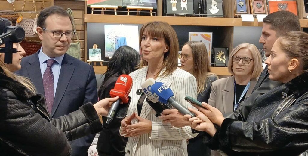 Priştine havalimanında savaş mağduru kadınların el emeği ürünleri için özel köşe açıldı