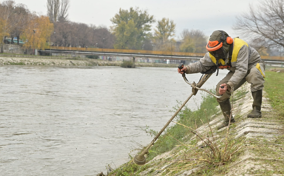 Vardar Nehri kıyısında yoğun temizlik çalışmaları sürüyor