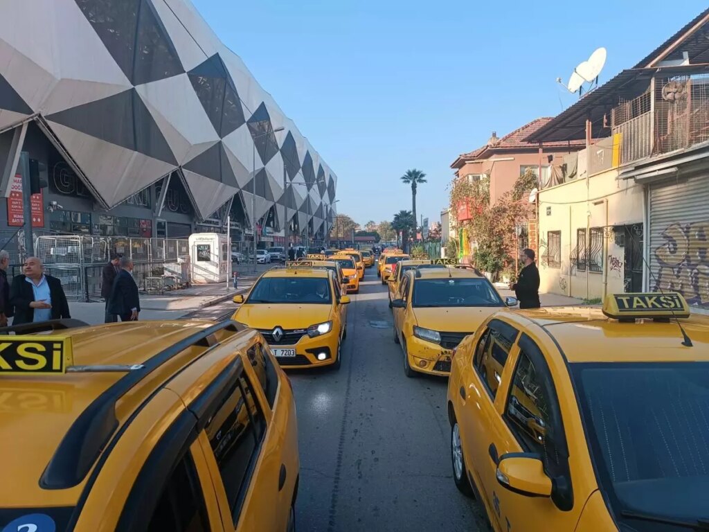 İzmir’de taksiciler, korsan taşımacılığa karşı kontak kapattı