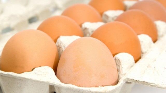 Pazarda Yumurta Fiyatları 400 Denara Dayandı: Vatandaş Tepkili, Hükümetten Önlem Bekleniyor