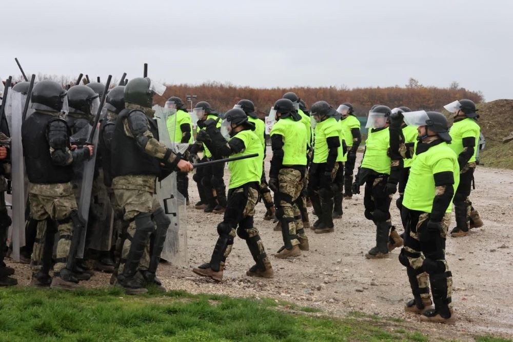 Türk KFOR askerleri kalabalık kontrol tatbikatları gerçekleştirdi