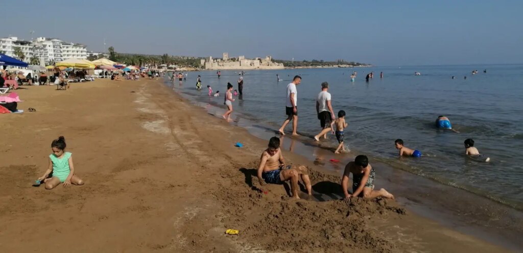 Kızkalesi’nde Kasım Keyfi: Sahiller Doldu Taşdı