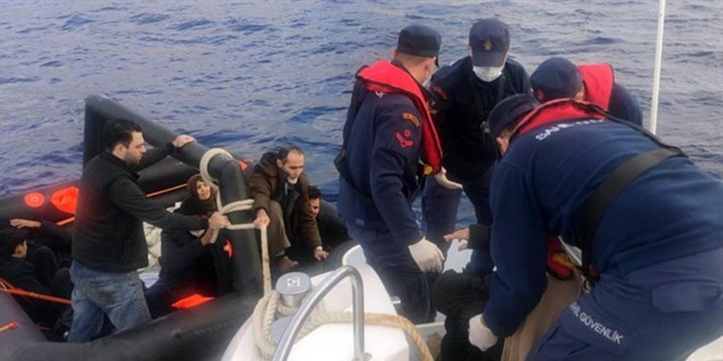 Marmaris açıklarında Yunanistan’ın geri ittiği 12 kaçak göçmen kurtarıldı
