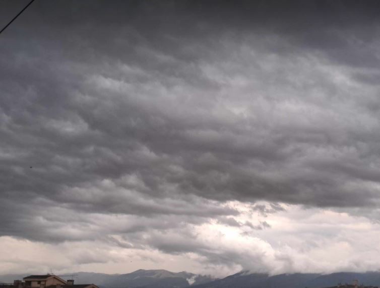 Ülke Genelinde Bulutlu Hava ve Yer Yer Sağanak Yağış Bekleniyor