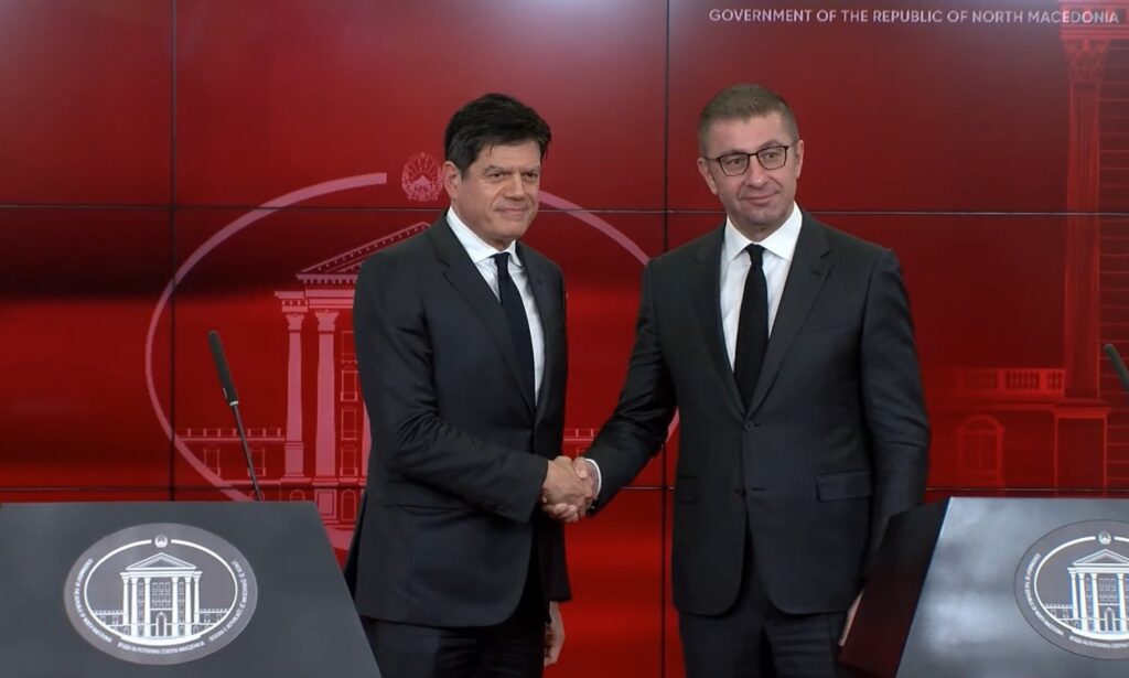 AB Büyükelçisi Rokas İlerleme Raporu’nu Başbakan Mickoski’ye sundu