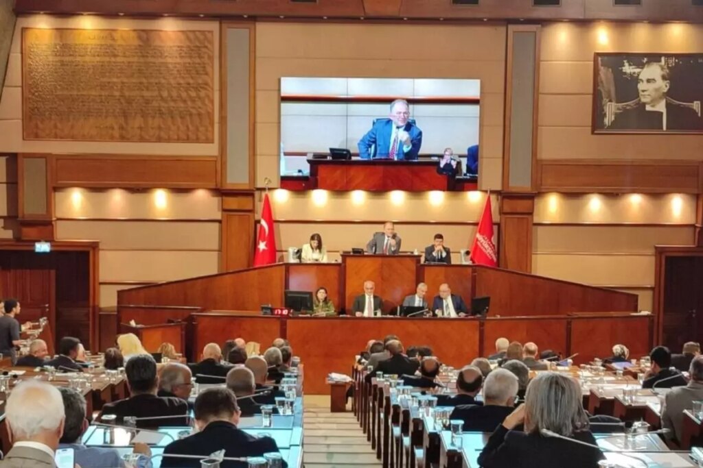 Tansiyon bir anda yükseldi! İBB Meclisi’nde “iddianame” gerginliği