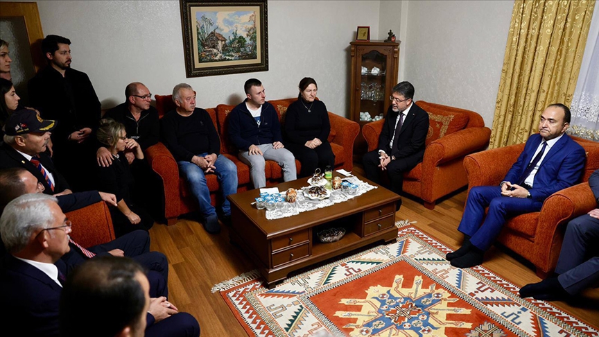 Bakan Yumaklı, Hırvatistan’daki uçak kazasında şehit olan pilot Hasan Bahar’ın ailesini ziyaret etti