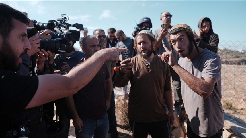 Filistin topraklarını gasbeden İsrailliler, Batı Şeria’da zeytin toplayan Filistinlilere saldırdı