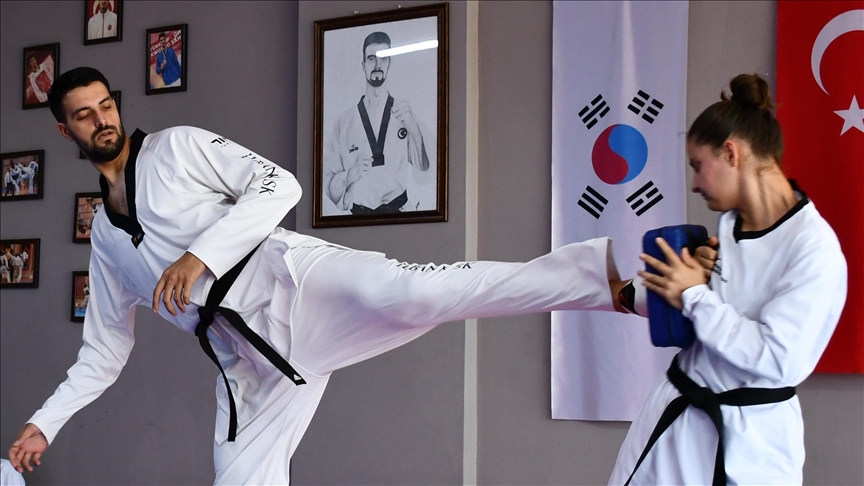 Hem kendisi hem sporcusu Bosna Hersek’teki turnuvada madalya mücadelesi verecek