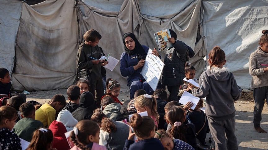 Gazze’de İsrail’in yıktığı okulların yerine kurulan çadırlarda eğitim mücadelesi
