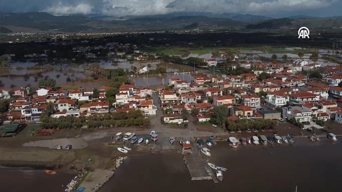 Midilli Adası’ndaki sel birçok ev ve iş yerini sular altında bıraktı
