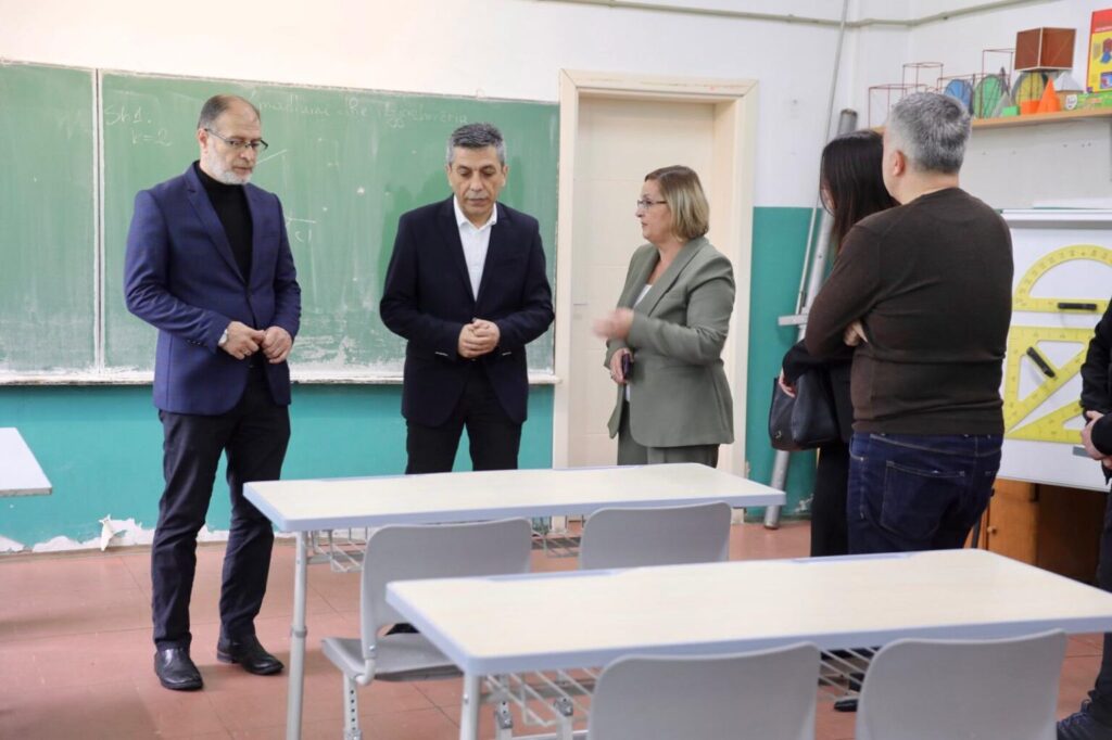 Çayır Belediyesi’nde okulların yeni ekipmanlarla donatılması başladı