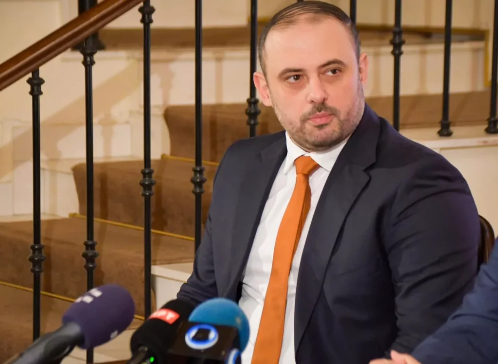 Üsküp Büyükşehir Belediye Başkanı 500 Çalışanı İşten Çıkardı