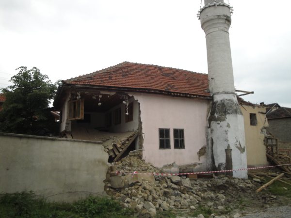 Kosova’da savaş esnasında 218 cami yakıldı